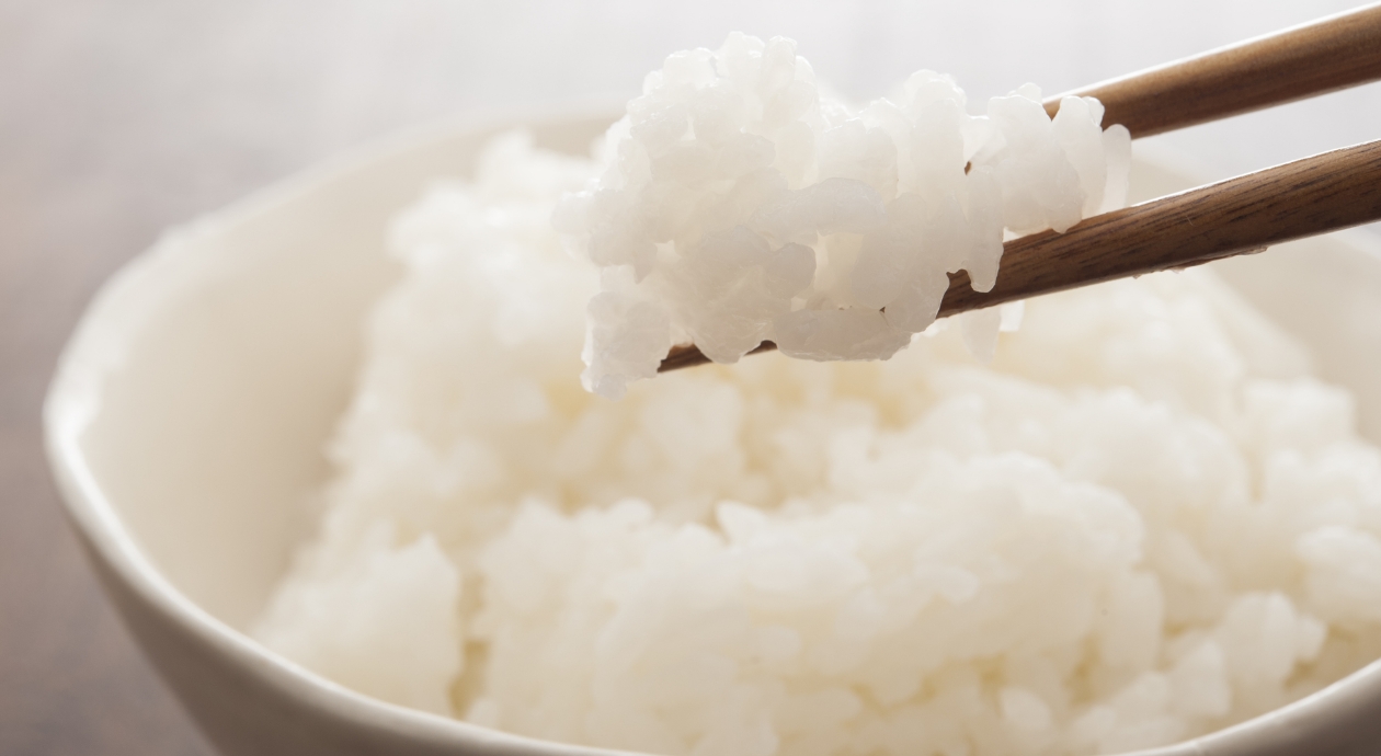 米飯の課題解決！ 米の粒立ちと老化抑制に米飯用品質向上剤「デリシャリ」の記事画像