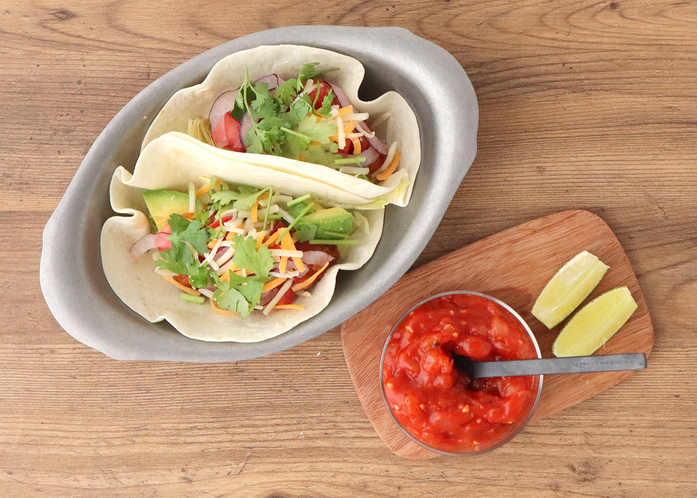 ソースを楽しむタコス